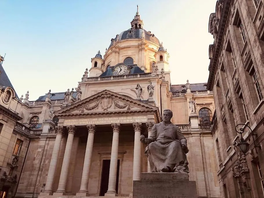 Rue Des Ecoles * París